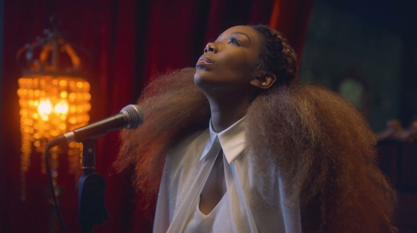 Pjevačica Brandy u novom spotu nosi kreaciju Kaftan studija