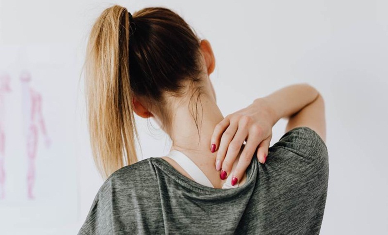 Bolovi u vratu: Zašto nastaju i koje 4 vježbe mogu pomoći kod problema?