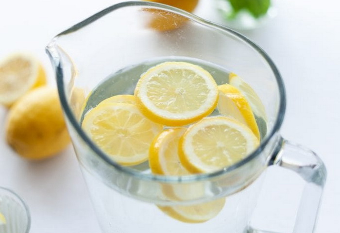 Sve jutarnje prednosti vode sa limunom