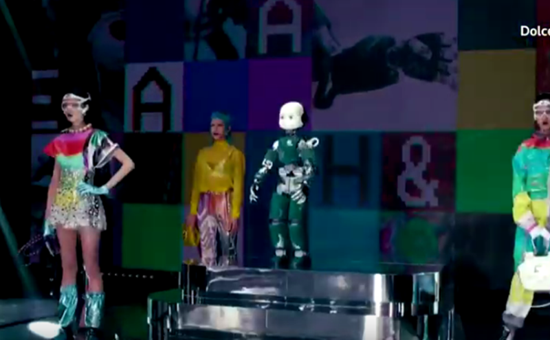 Na modnoj reviji u Milanu pored modela "šetali" i roboti
