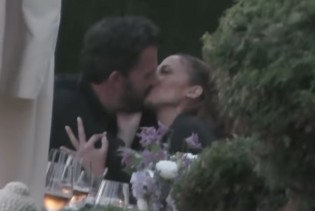 Jennifer Lopez i i Ben Affleck viđeni kako se ljube u restoranu