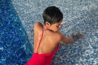 Zavodljiva Rihanna pozirala u uskom crvenom kombinezonu