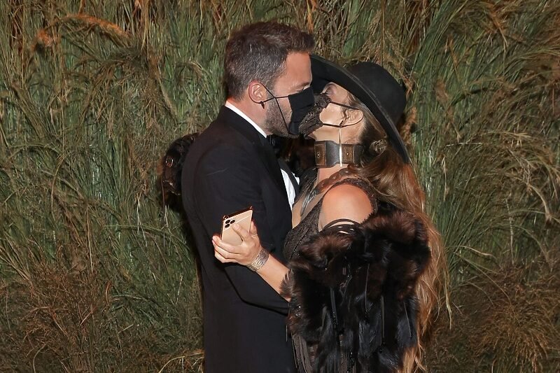 Ben Affleck i Jennifer Lopez crveni tepih na Met Gali zapalili vatrenim poljupcem