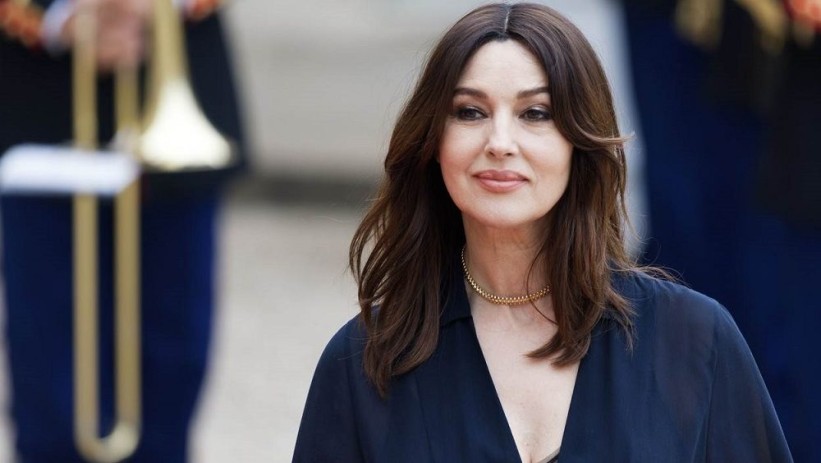 Monica Bellucci nosi hit frizuru koja briše godine