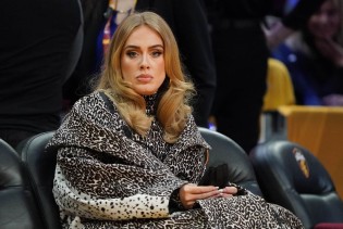 Adele glamuroznim outfitom pokazala da je najveća zvijezda