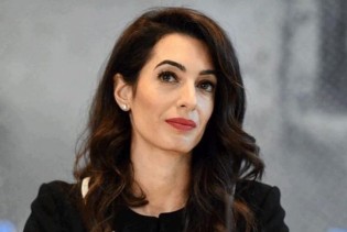 Amal Clooney: Odrezane traperice koje dobre štikle vole više od tenisica