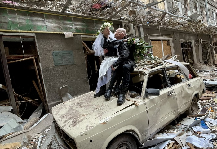 Ukrajinski par se vjenčao i napravio svadbene fotografije usred ruševina Harkiva