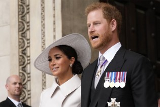 Harry i Meghan Markle na proslavi jubileja dočekani ovacijama i zvižducima