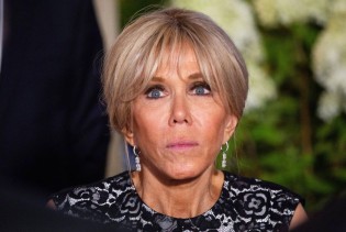 Kvari li dojam? Brigitte Macron u elegantnoj haljini s "problematičnom" podstavom