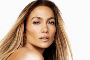 Jennifer Lopez za 53. rođendan pozirala potpuno gola promovišući svoj brend