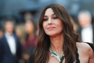 Monica Bellucci i maksi haljina koja tako lijepo ističe putene obline