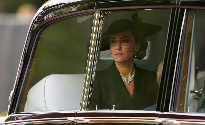 Dostojanstveno izdanje Kate Middleton: Kraljici Elizabeti je odala počast na baš poseban način!