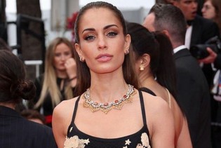 Hiba Abouk oduševila elegancijom u Cannesu