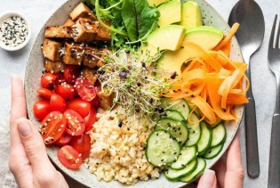 Preporuke nutricioniste tokom toplih dana: Ljeti tijelo traži laganiju hranu