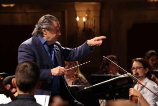 Slavni Riccardo Muti večeras dirigira gala koncertom Sarajevske filharmonije