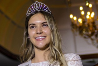 Za pobjedu bio dovoljan osmijeh: Natasha Beresford prva miss bez šminke