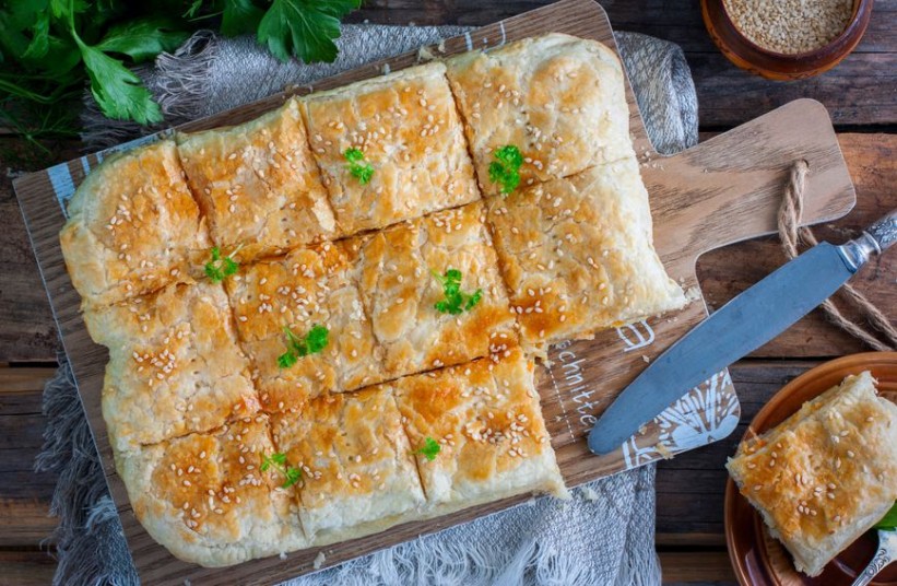 Spoj piletine, sira i lisnatog tijesta: Pita kojoj nećete moći odoljeti