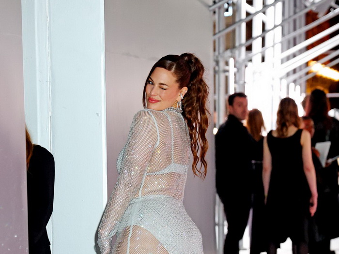 FOTO: Najzgodnija žena svijeta u New Yorku privukla poglede u mrežastoj haljini