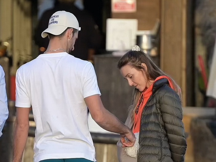 Zaljubljeni kao prvog dana: Novak i Jelena snimljeni u trenucima nježnosti na plaži