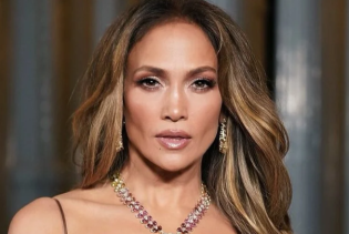 Jennifer Lopez pozirala u providnoj haljini na gala večeri