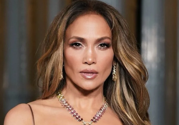 Jennifer Lopez pozirala u providnoj haljini na gala večeri