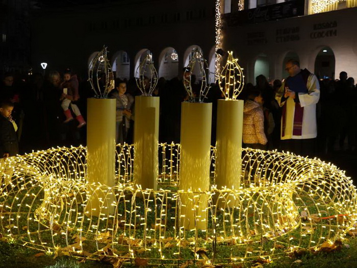 Foto: Paljenjem prve svijeće počeo Advent u Mostaru