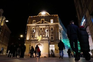 Foto: Sarajevo zablistalo u pretprazničnoj atmosferi