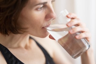Evo zašto biste trebali početi piti toplu vodu na prazan želudac