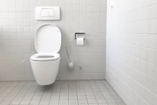 Ovi savjeti za čišćenje toaleta više odmažu nego što pomažu