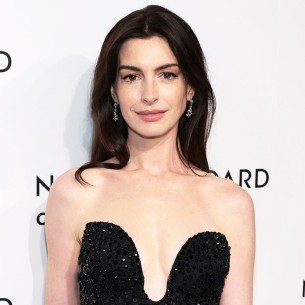 Anne Hathaway privukla svu pažnju u vatreno crvenoj Versace haljini