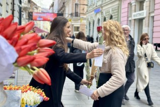 Dan žena u Sarajevu: Ulice ispunjene cvijećem i ženskim osmijesima