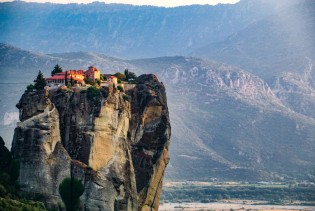 Neobični grčki manastiri na vrhu stijena: Priče iza impresivnih samostana koji krase grčke litice