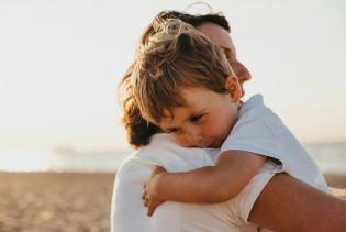 Prednosti čestih zagrljaja za vaše dijete