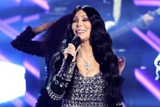 Cher preuzela nagradu za muzičku ikonu u 40 godina starim hlačama