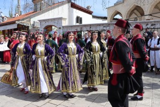 Galerija: Šareni defile i predivne narodne nošnje: Sarajevo obilježava svoj dan