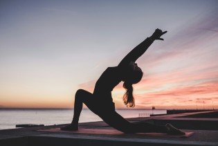 Kako joga može pomoći u smanjenju neugodnih simptoma menopauze?