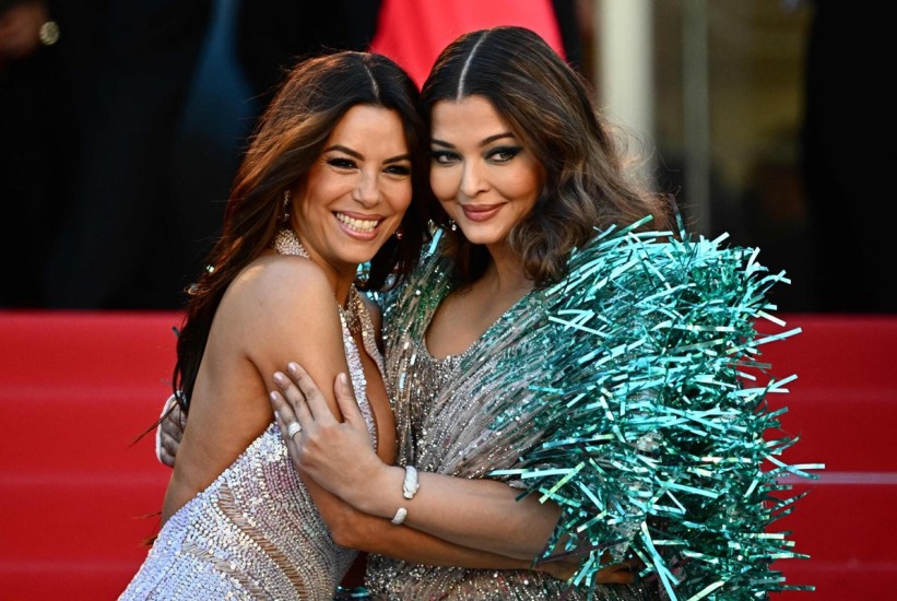 Eva Longoria priredila spektakl svojom odjevnom kombinacijom u  Cannesu