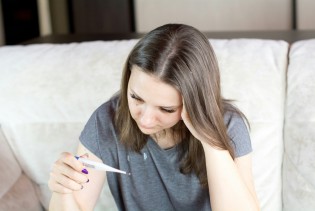 Drhtavica nakon poroda: Zašto se pojavljuje i kako se nositi s njom