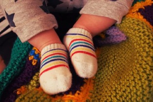 Stručnjaci upozoravaju na posljedice stavljanja krompira u čarape djeci kako bi snizili temperaturu