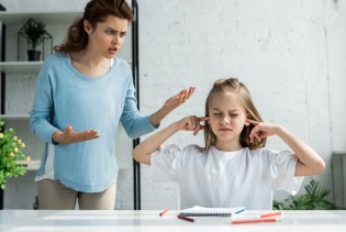 Tri toksične rečenice koje ne biste trebali govoriti svom djetetu