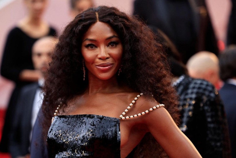 Naomi Campbell se pojavila u Cannesu u haljini  kojom je obilježila 90-e