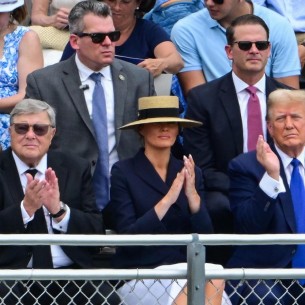 Melania Trump zablistala u Guccijevom slamnatom šeširu na promociji sina Barrona