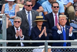 Melania Trump zablistala u Guccijevom slamnatom šeširu na promociji sina Barrona
