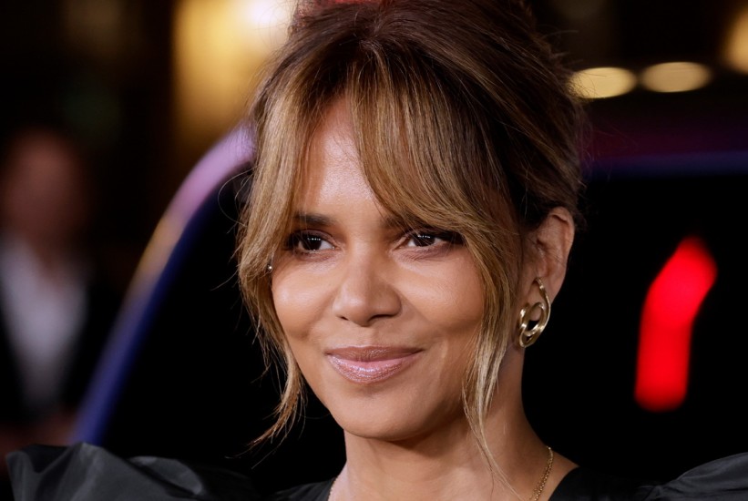 Halle Berry pokazala kako se muči sa skidanjem haljine