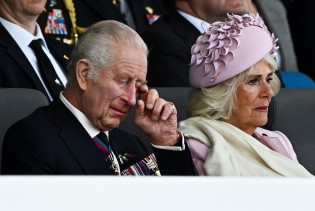 Emotivna reakcija kraljice Camille na memorijalnom okupljanju ratnih veterana izazvala znatiželju