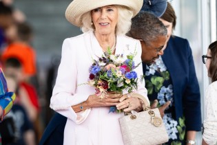 Kraljica Camilla ne odvaja se od torbice nazvane po princezi Diani