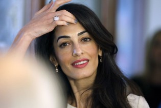 Amal Clooney privukla poglede u Chanel haljini