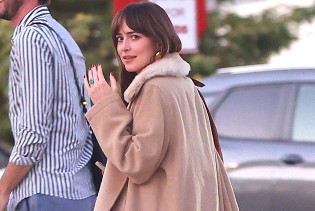 Dakota Johnson pokazala vjerenički prsten i tako demantovala glasine o raskidu zaruka