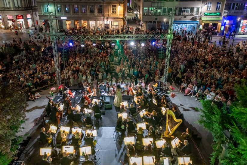 Koncert 'Glumci pjevaju hitove' 4. septembra na Pozorišnom trgu Susan Sontag