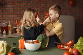 Dijete ne voli jesti povrće? Ova taktika jednog djeda itekako pali